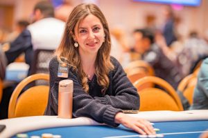 Maria Konnikova获得德州扑克世界系列赛首饰